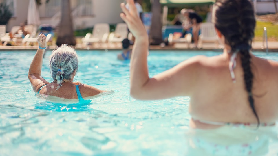 Frauen bei Aqua-Fit-Übungen in einem Pool (Symbolbild)