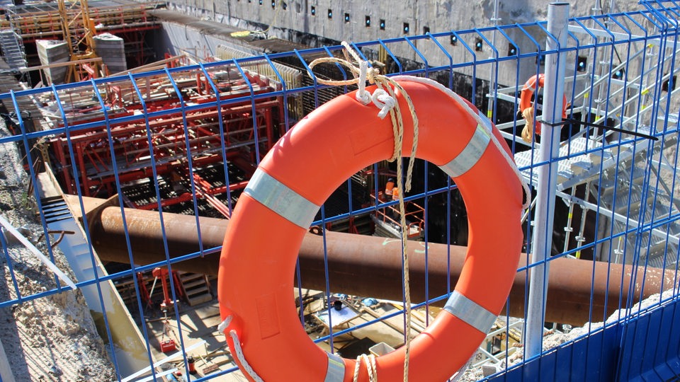 Ein Rettungsring an der Baugrube vom Hafentunnel in Bremerhaven.