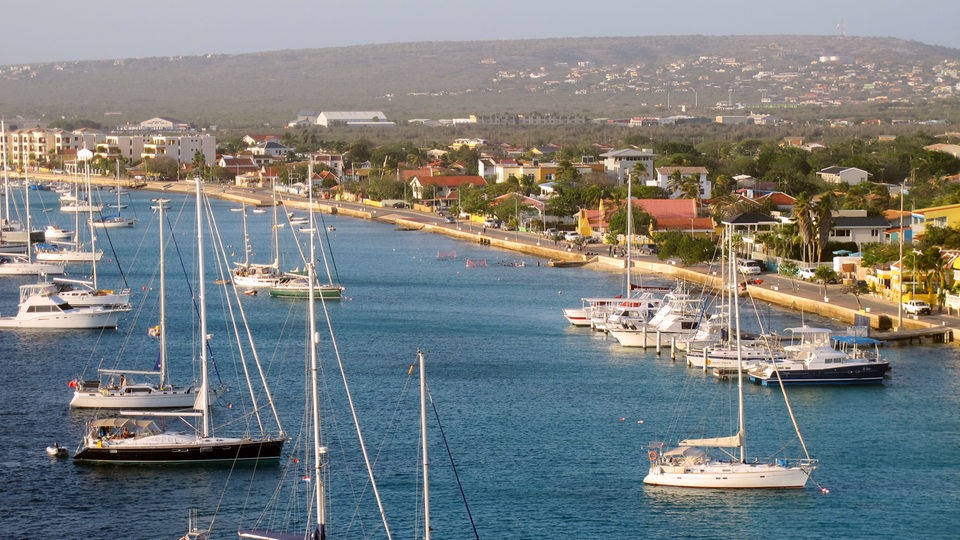 Segelboote und Yachten im Hafen der Hauptstadt Kralendijk der Karibik-Insel Bonaire.