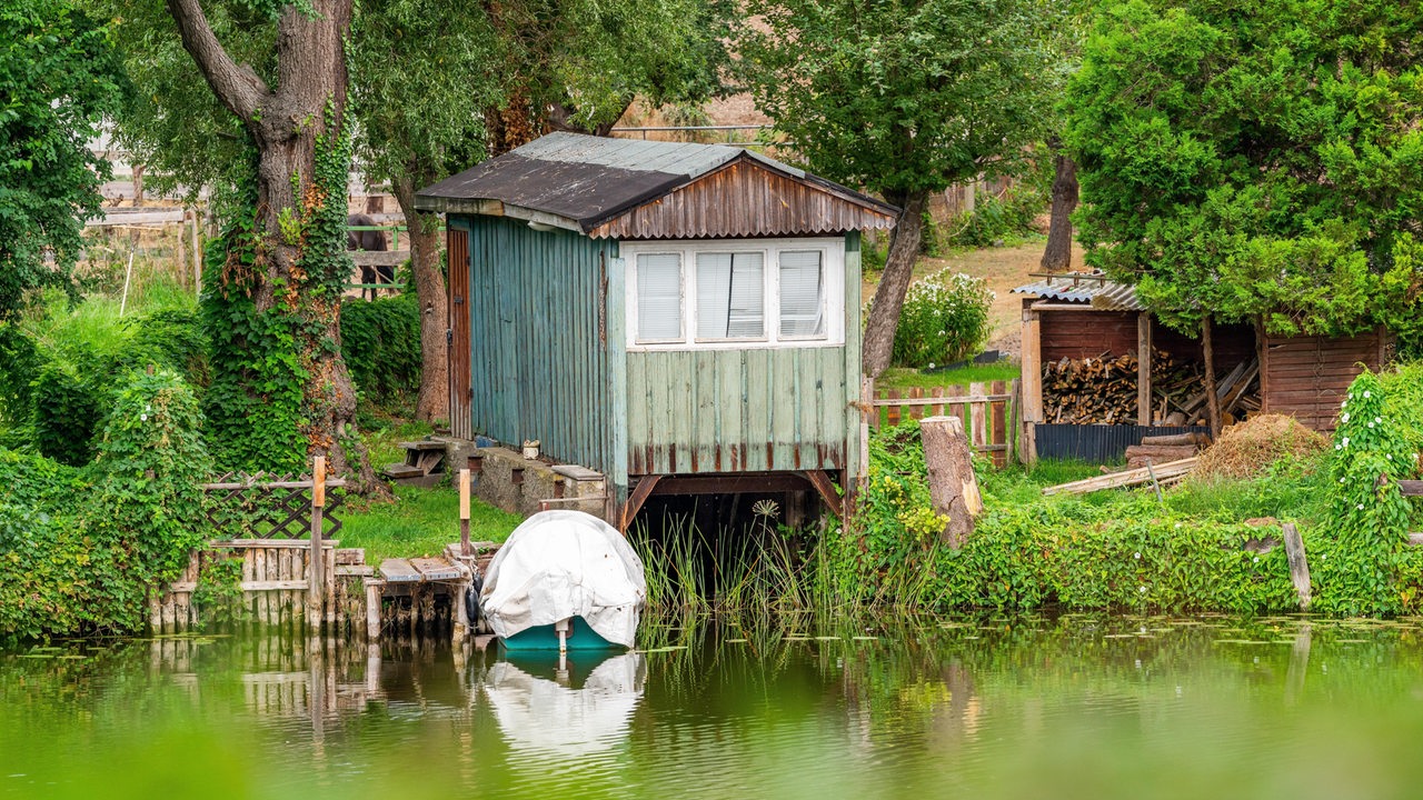 Ein altes Bootshaus aus Holz am See in der Uckermark.