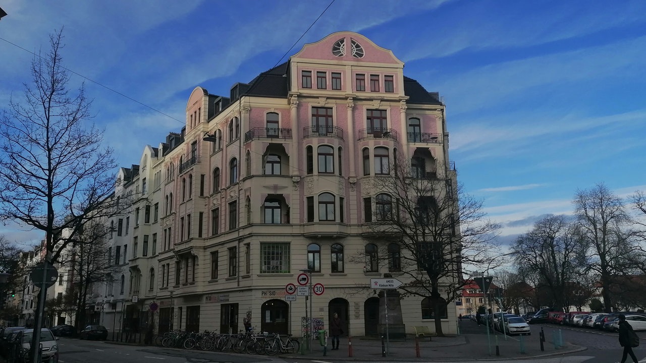 großes Haus an einer Straßenecke