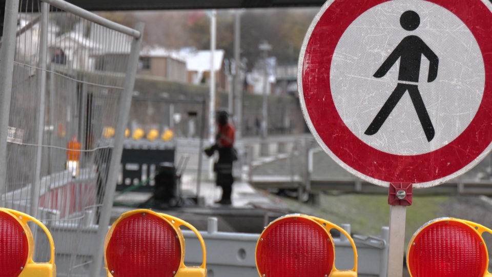 Baustellenschilder unter der Bürgermeister-Smidt-Brücke und ein Bauarbeiter im Hintergrund