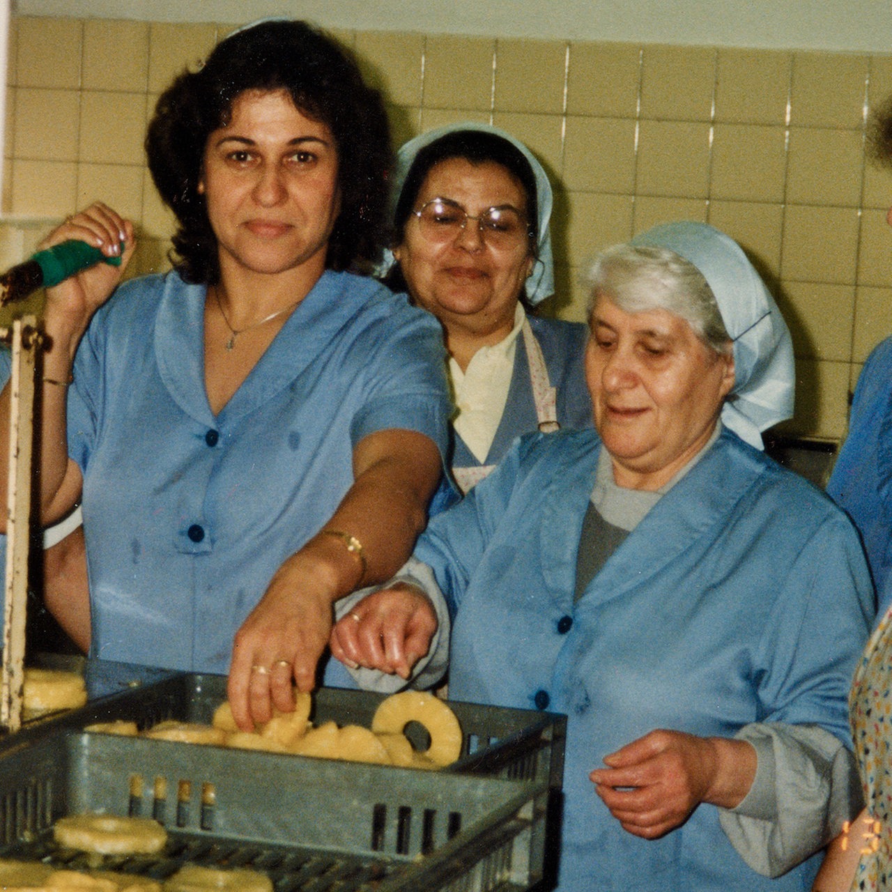 Türkische Frauen bei der Arbeit in der Fabrik von Hachez in Bremen