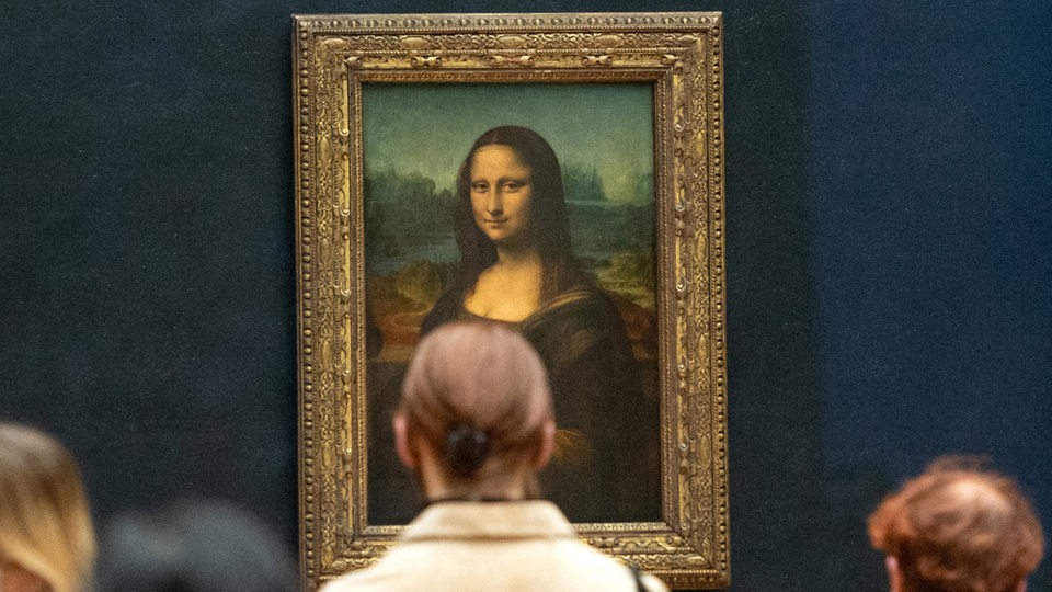 Besucherinnen stehen vor der "Mona Lisa" im Pariser Louvre (Archivbild)