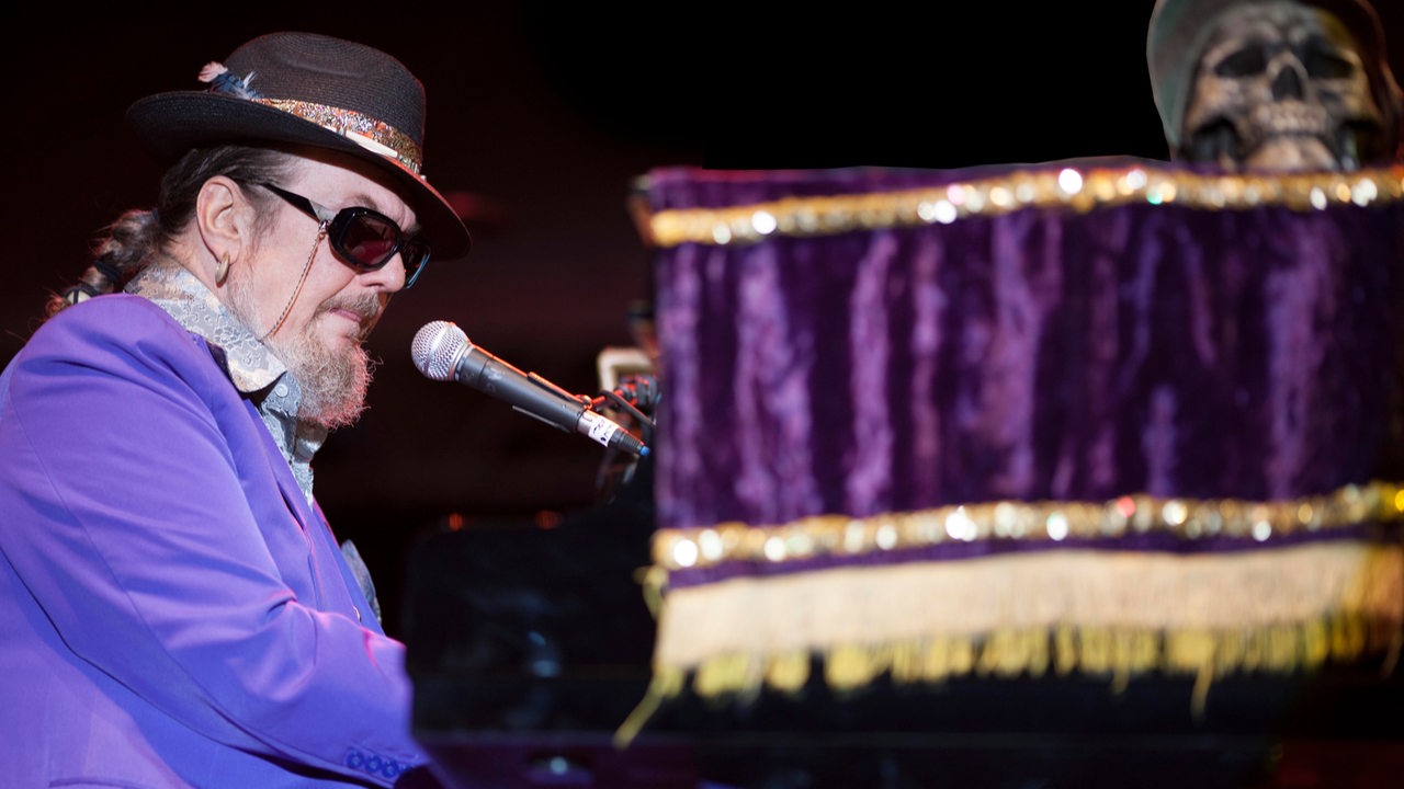 Der Musiker Dr. John 2010 mit Hut und Sonnenbrille am Flügel.