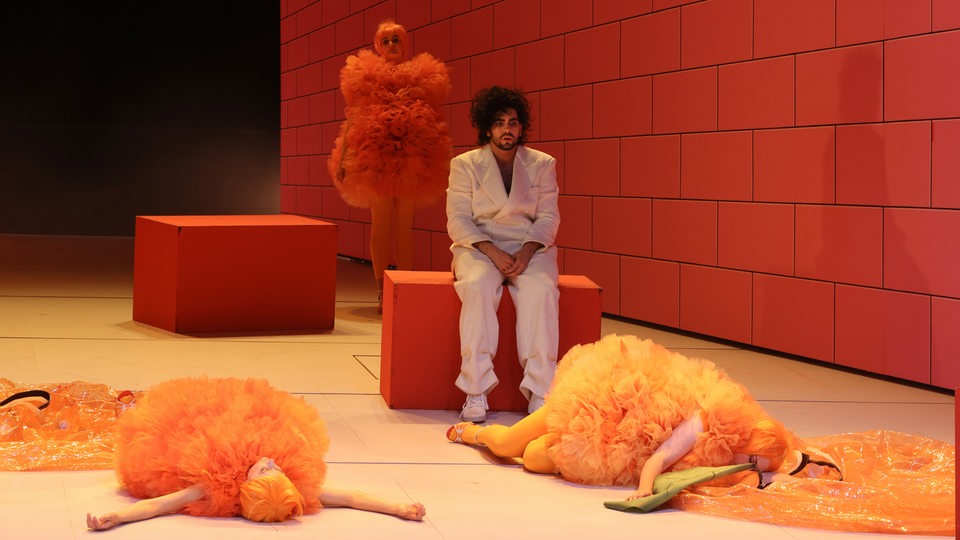 Das Ensemble des Theaterstücks "Die Liebe zu den drei Orangen"