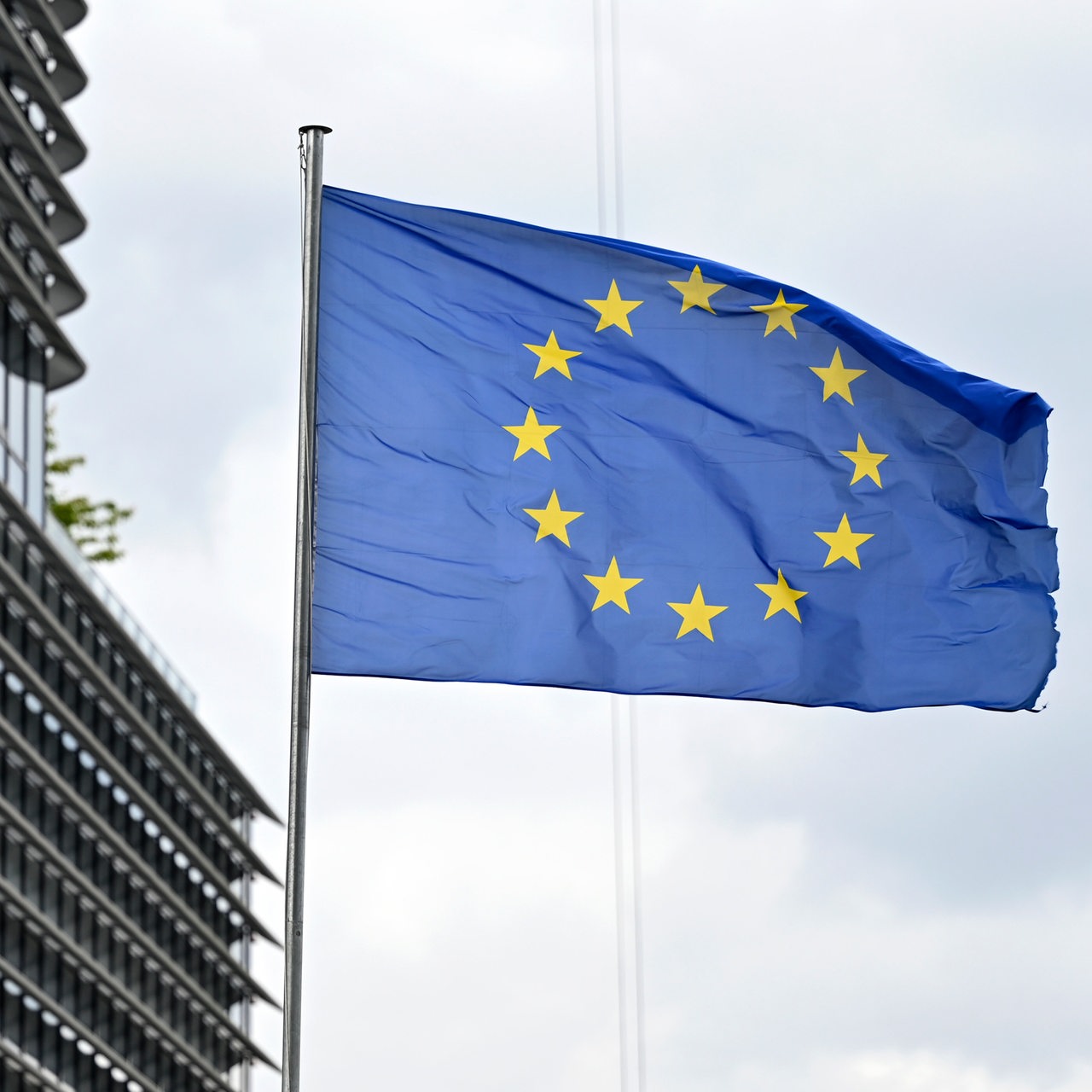 Die EU-Flagge weht vor dem EU-Parlament in Straßburg.