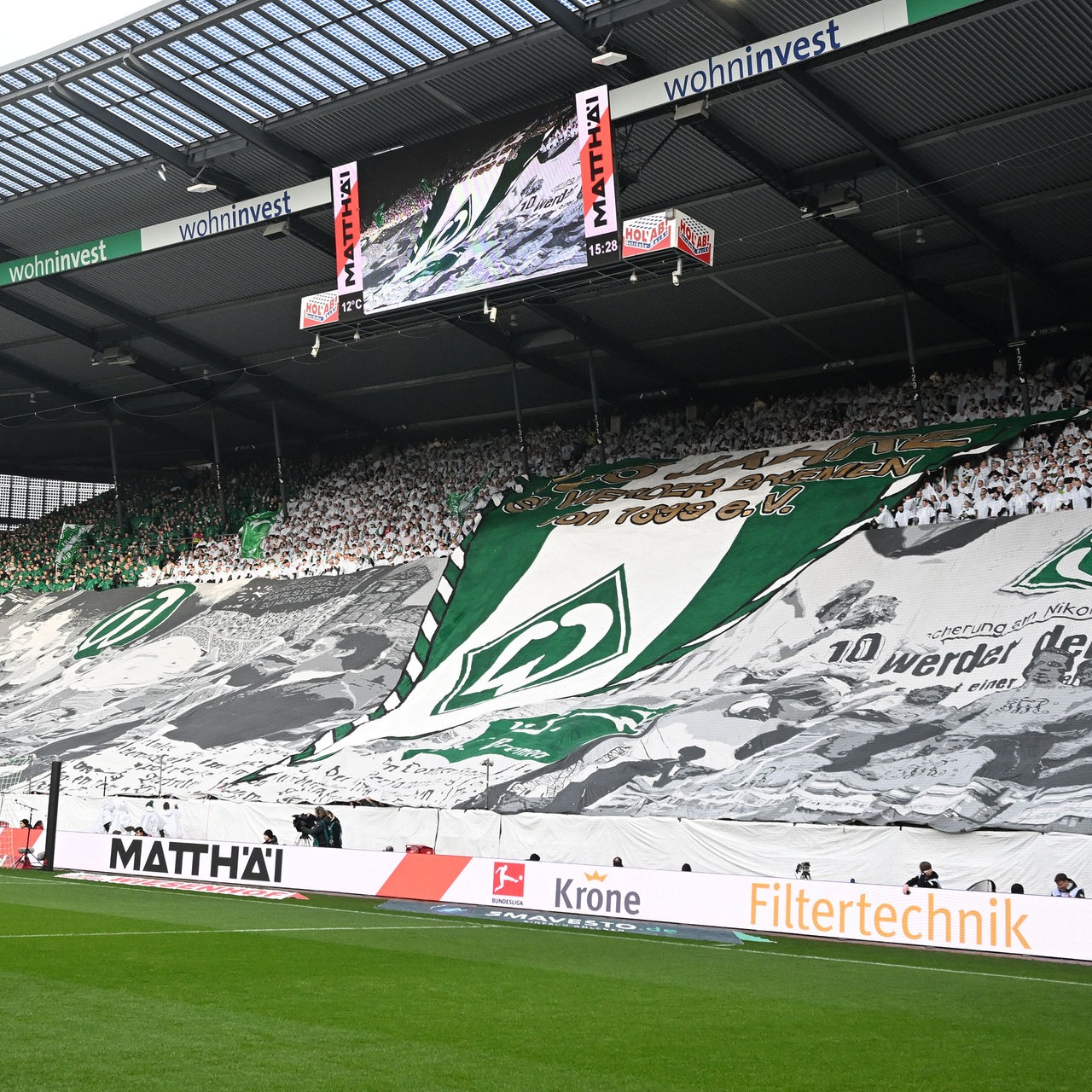 Choreografie in grün-weißen Farben im gesamten Weser-Stadion anlässlich des 125. Jubiläums des Vereins vor dem Heidenheim-Spiel.