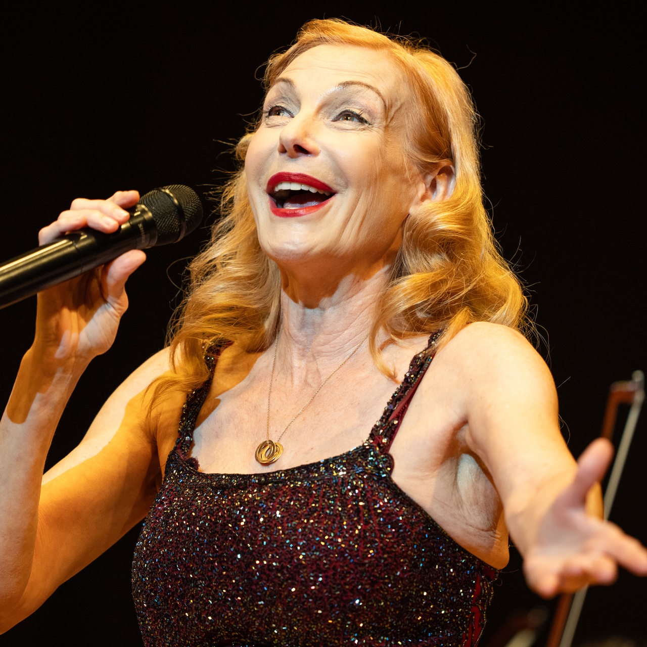 Ute Lemper bei einem Auftritt in Duisburg am 6. Mai 2024.