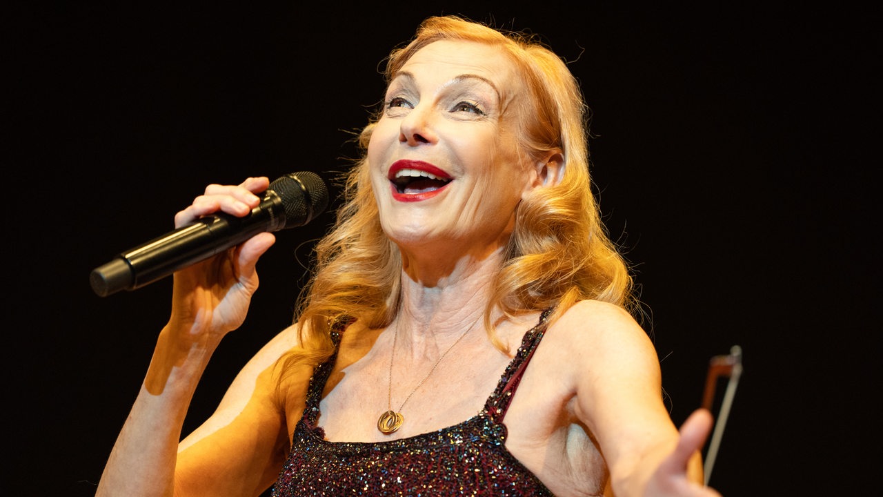 Ute Lemper bei einem Auftritt in Duisburg am 6. Mai 2024.