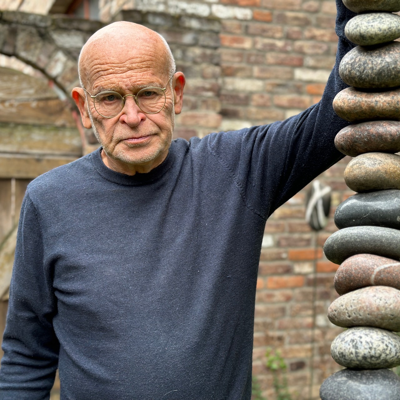 Günter Wallraff in seinem Garten in Köln 2022