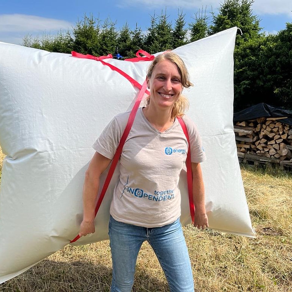 Katrin Pütz mit Biogas-Transportrucksack