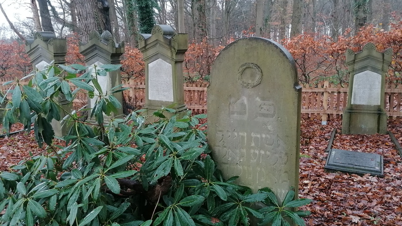 ein Grabstein mit hebräischer Inschrift