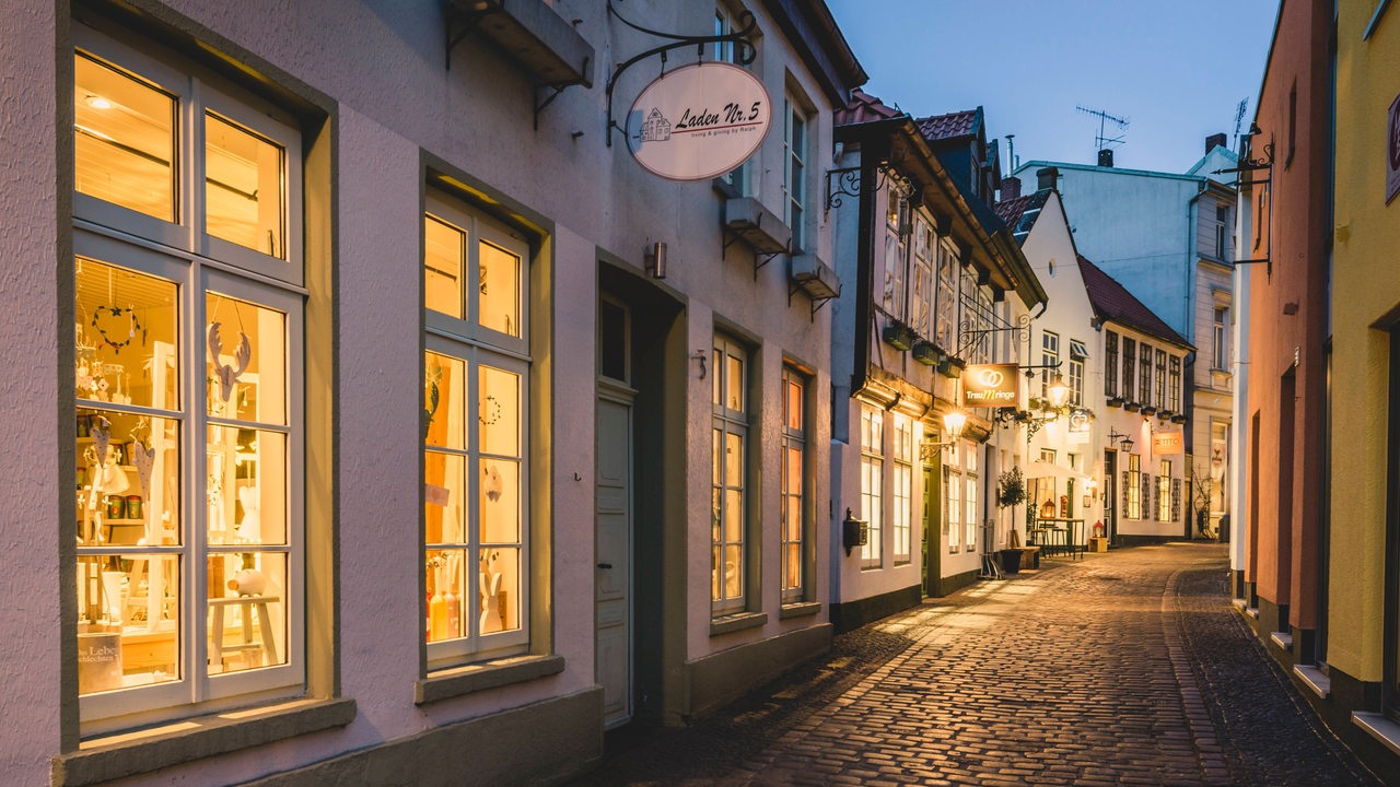 Eine leere Straße bei Nacht.