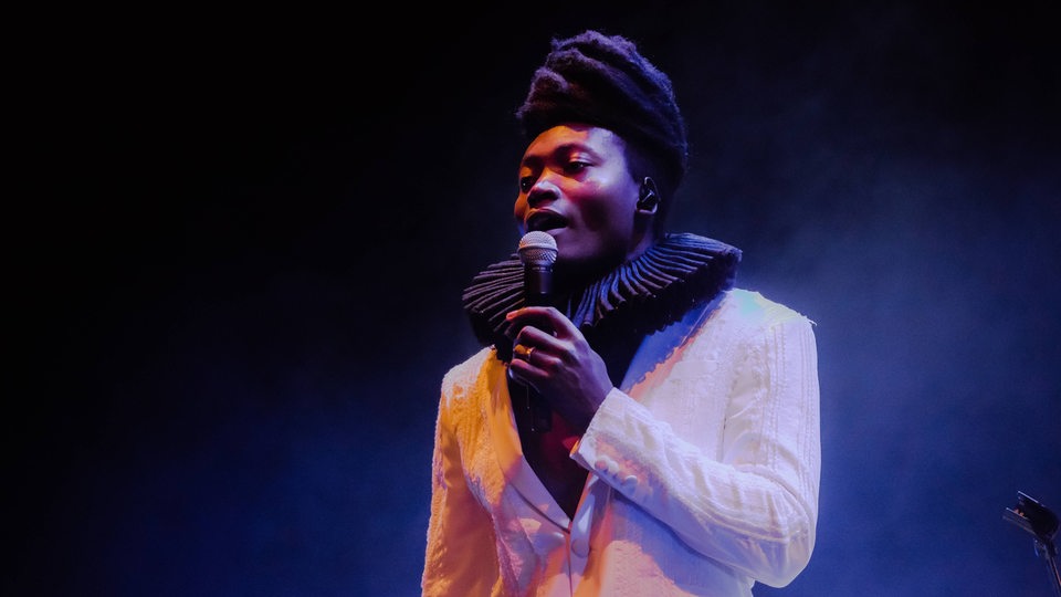 Sänger Benjamin Clementine auf der Bühne