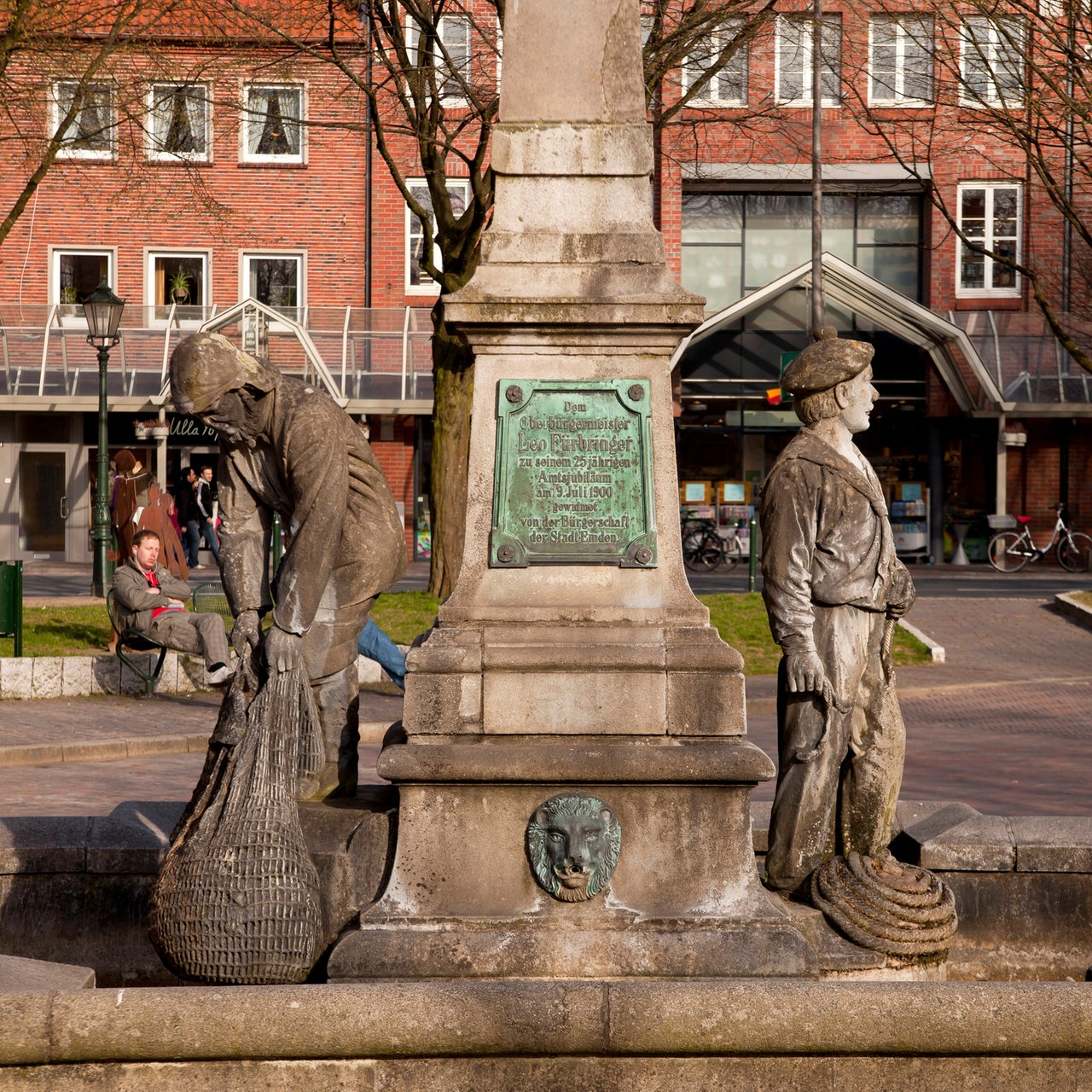 ein Brunnen aus Sandstein mit zwei Figuren an der Seite