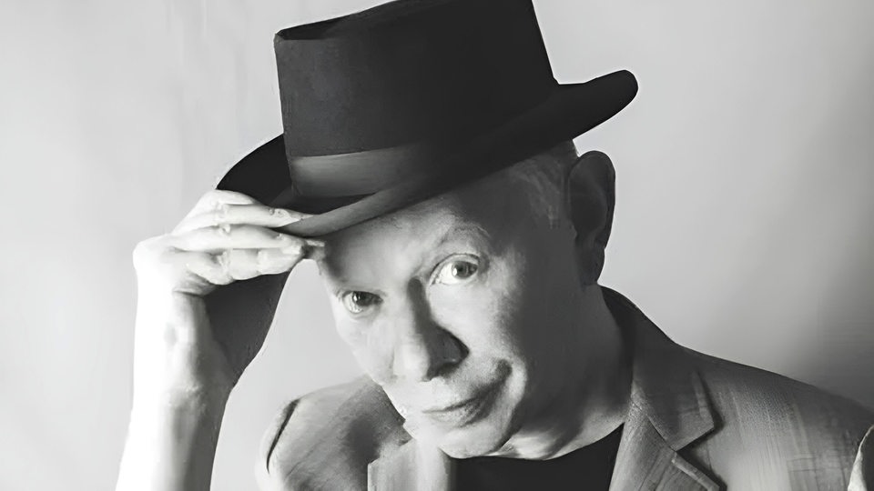 Porträt des Musikers Joe Jackson mit Hut.