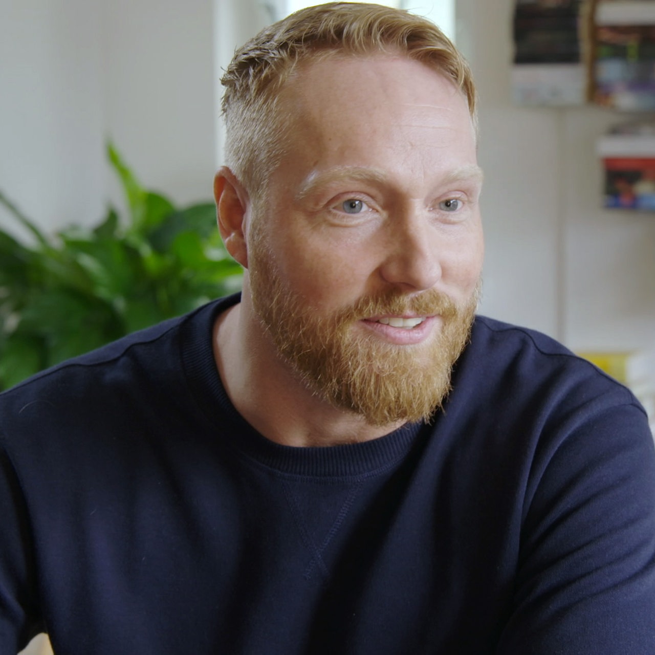 Daniel vor einem Bücherregal