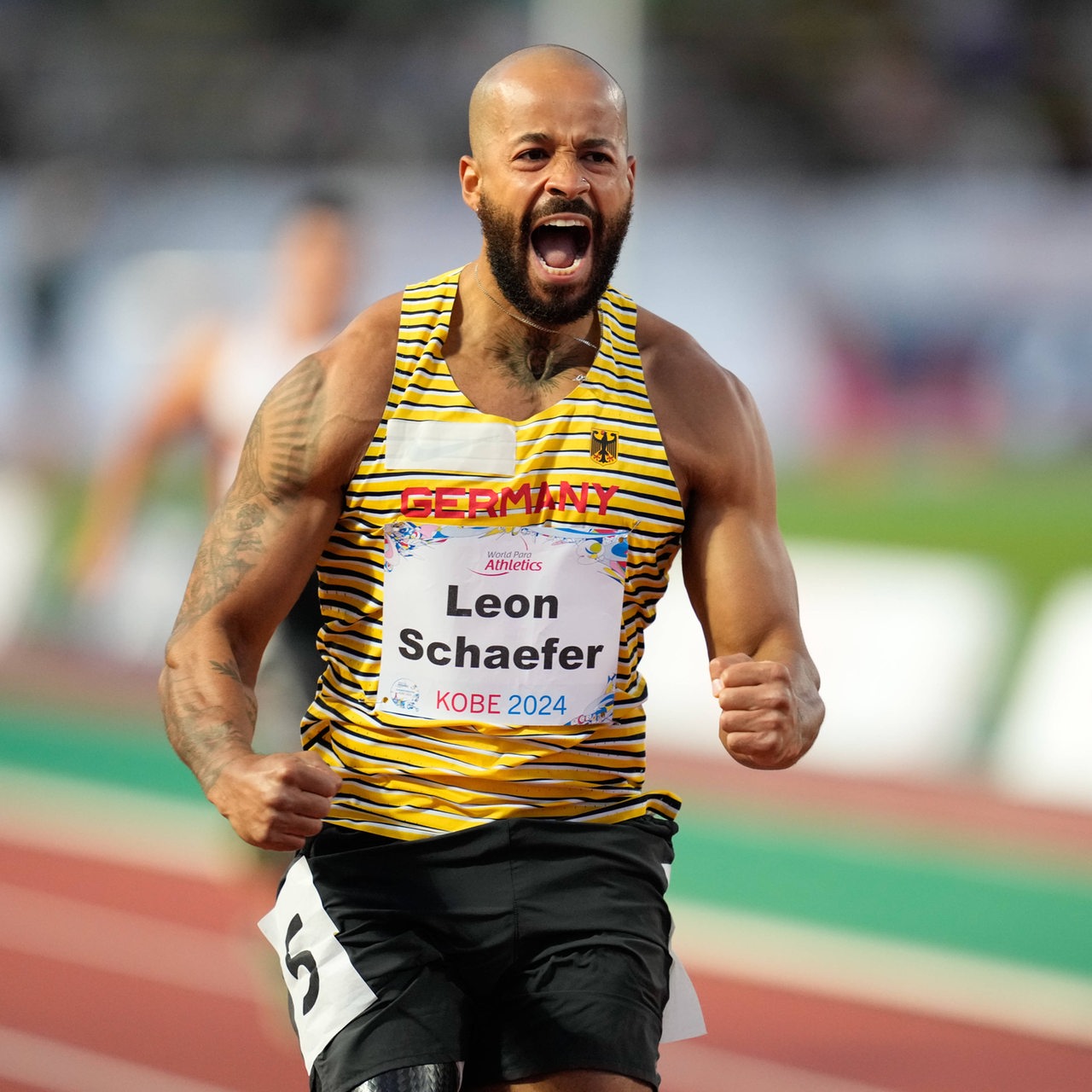 Leon Schäfer schreit nach einem Rennen über die 100 Meter seine Freude heraus. 