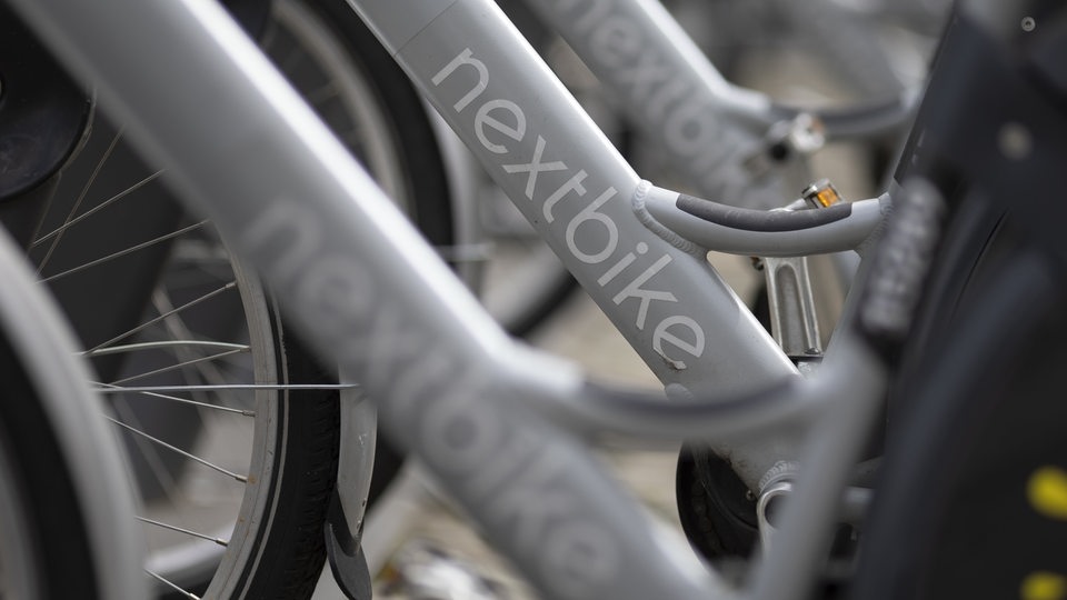 Bikesharing-Fahrraeder des Anbieters nextbike stehen nebeneinander.