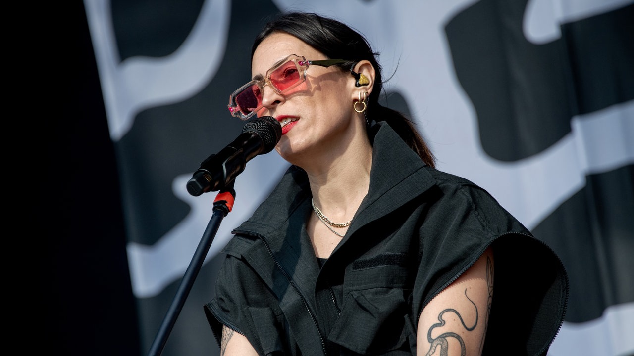 Mine, deutsche Sängerin und Songwriterin, während eines Auftritts auf dem Watt en Schlick Fest am Strand von Dangast 2024.