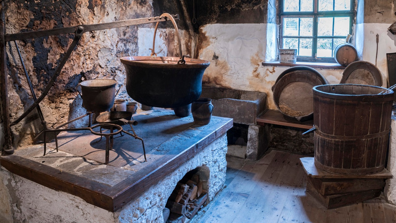 Original alter Holzofen oder Rauchkuchl in einem Bauernhof, Denkmalhof Maurergut, Zederhaus, Lungau, Salzburg, Österreich