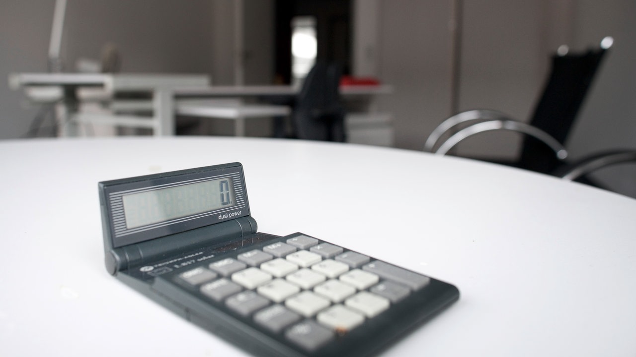 Taschenrechner in einem leeren Büro