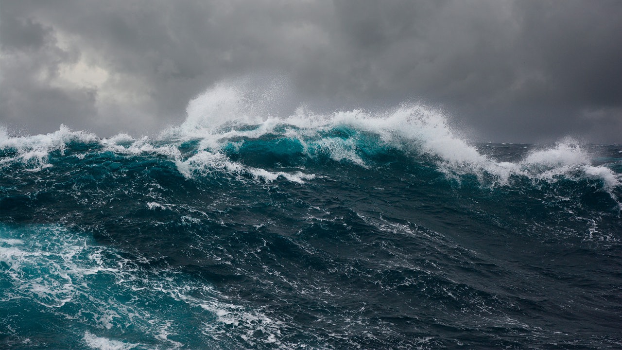 Eine Welle in einem stürmischen Meer