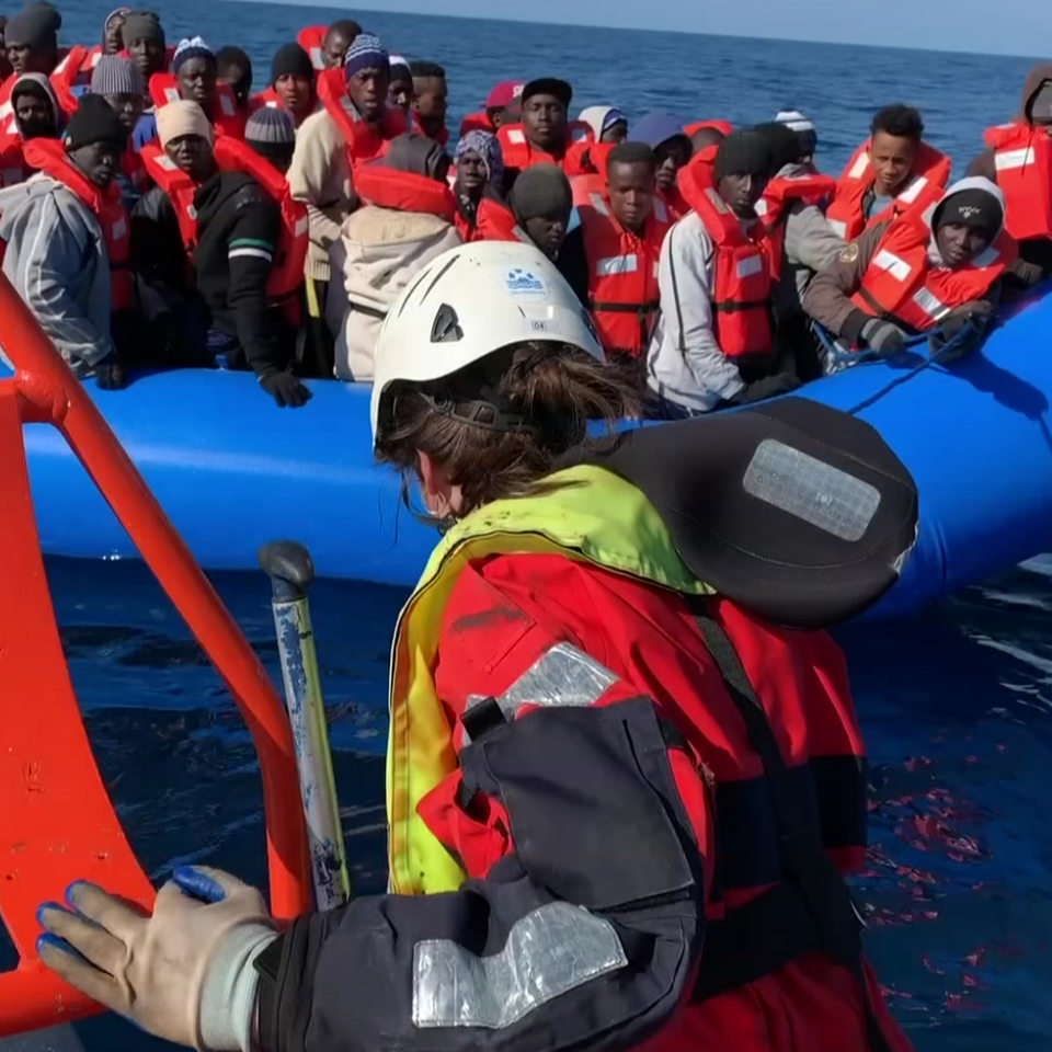 Einige Fluchtlinge bei einer Seenotrettung