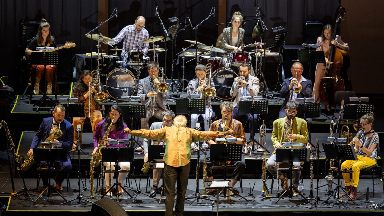 Christian Muthspiel dirigiert das Orjazzta Vienna 2 Orchester