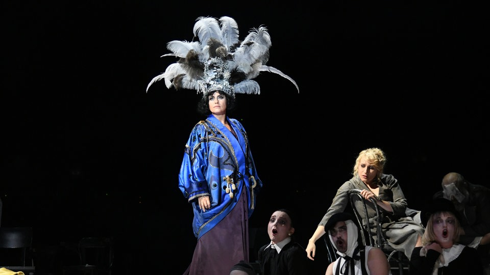 Szene des Theaterstücks "Turandot" am Stadttheater Bremerhaven: Agnes Selma Weiland (Turandot), Victoria Kunze (Liù)  Ulrich Burdack (Timur), Chor und Extrachor.