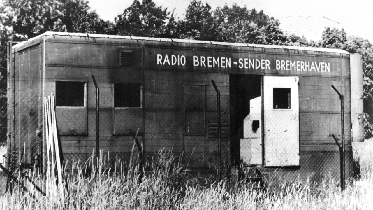 ein alter Sendewagen auf einer Wiese (1950)