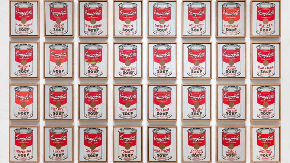 Kunstwerk von Andy Warhol zeigt 32 Dosen mit "Campbell Tomato Soup"