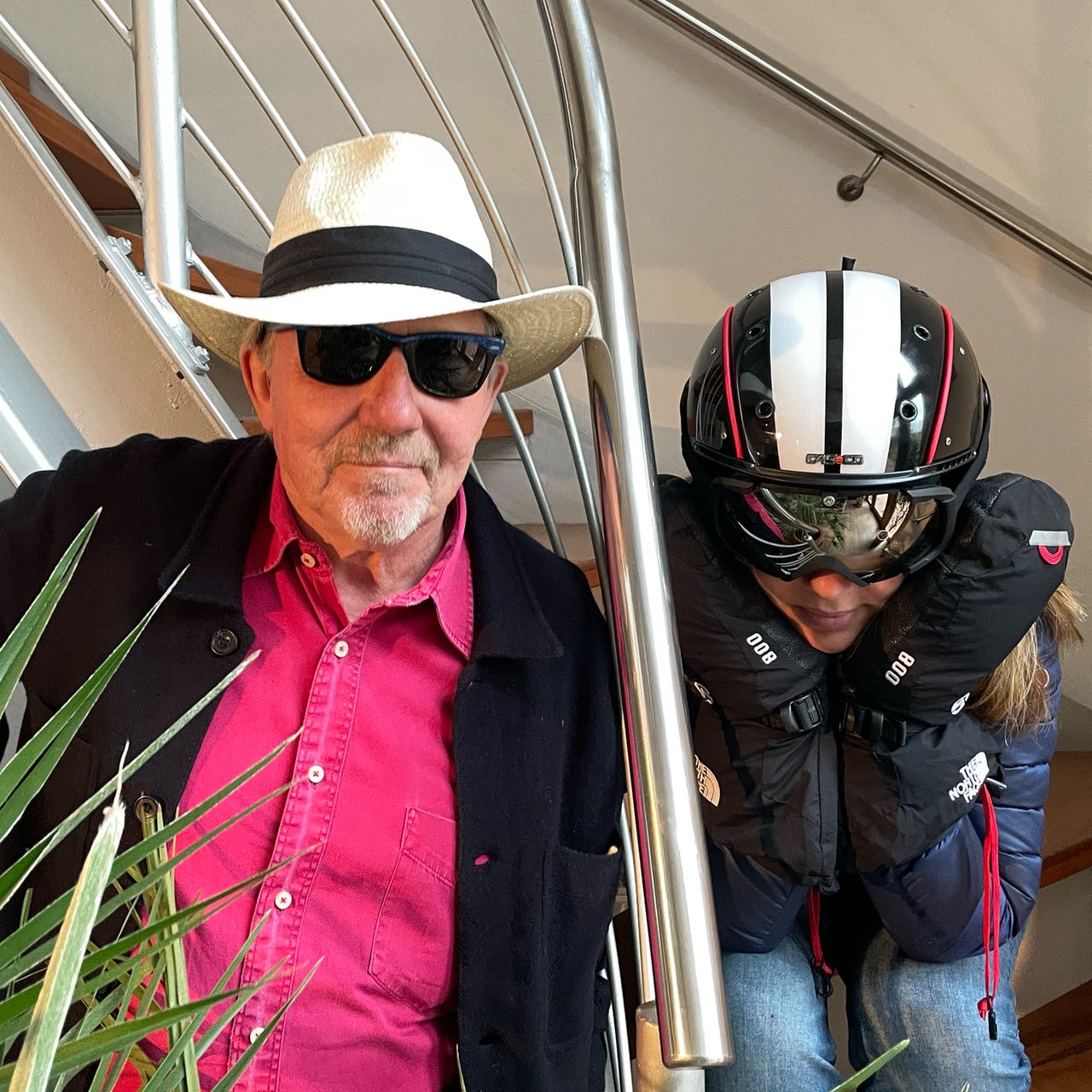 Dietmar Wischmeyer mit Strohhut und Tina Voß mit Skihelm