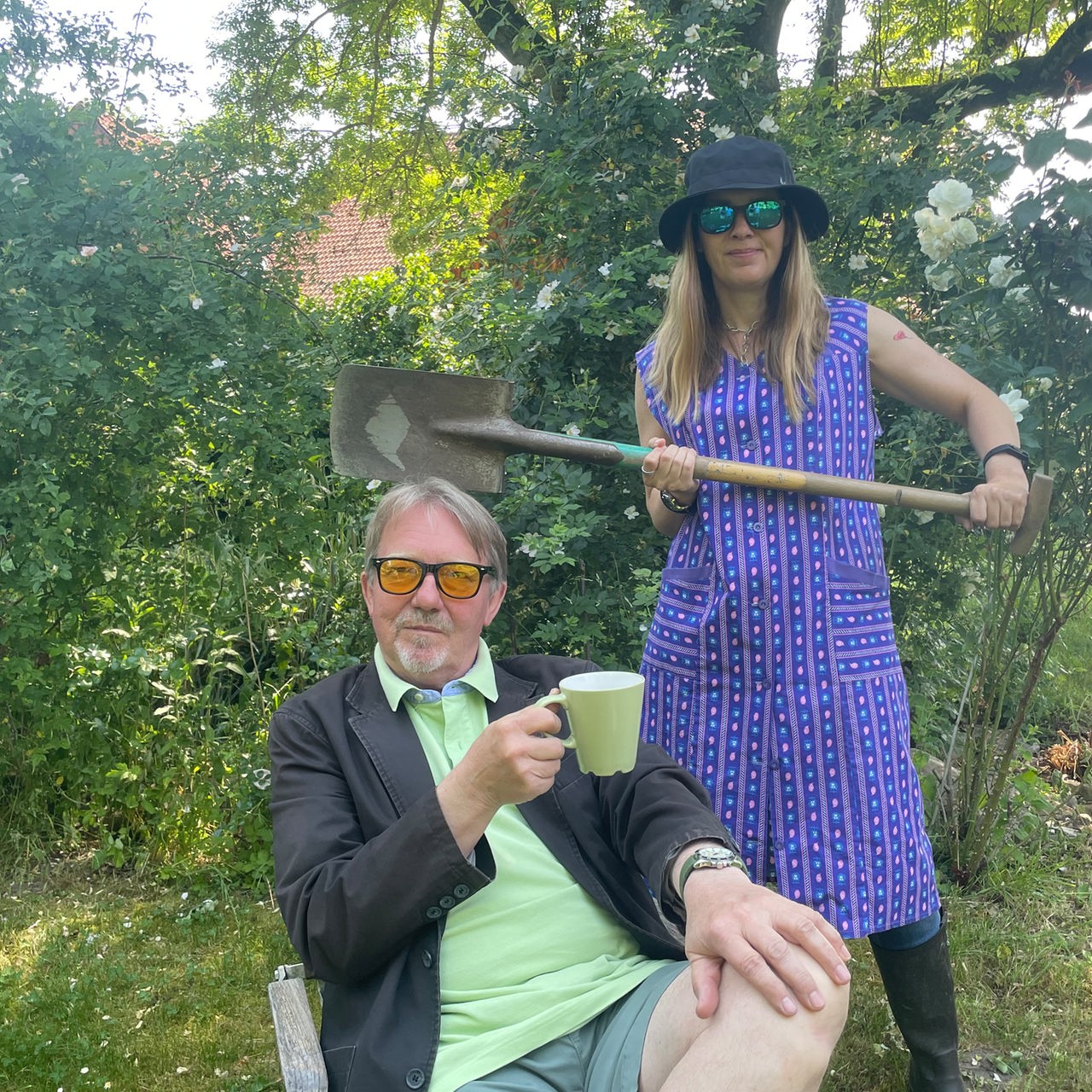 Dietmar Wischmeyer  und Tina Voß im Garten