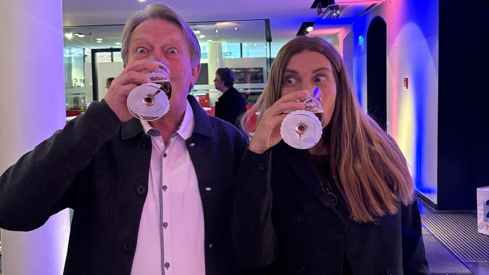 Dietmar Wischmeyer  und Tina Voß trinken Bier